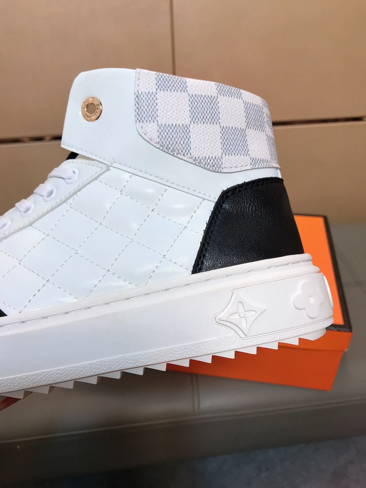Factory price 400 👟👟🤝 (LV Louis Vuitton) New Korean style high-top casual shoes for men [Proud] hot style, imported cowhide with original printing, genuine leather lining, wear-resistant and non-slip rubber outsole. If you are still worried about wearing matching shoes, then these shoes are your best choice! Code number: 38-44